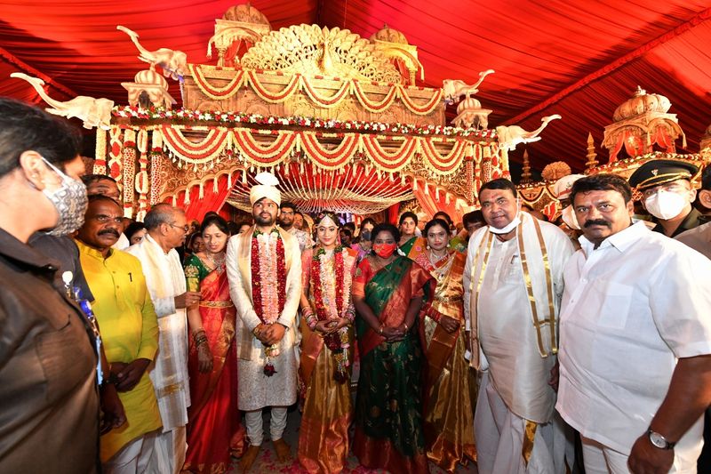 kcr and ys jagan attends to speaker pocharam srinivas reddy grand daughter wedding