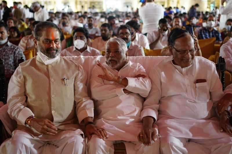 kcr and ys jagan attends to speaker pocharam srinivas reddy grand daughter wedding