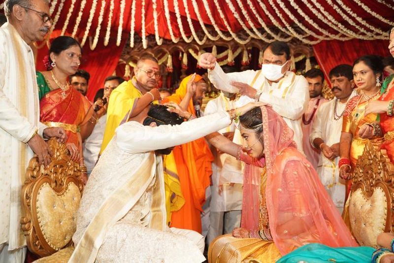 kcr and ys jagan attends to speaker pocharam srinivas reddy grand daughter wedding