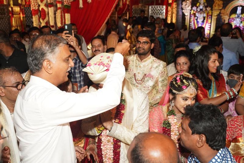 kcr and ys jagan attends to speaker pocharam srinivas reddy grand daughter wedding