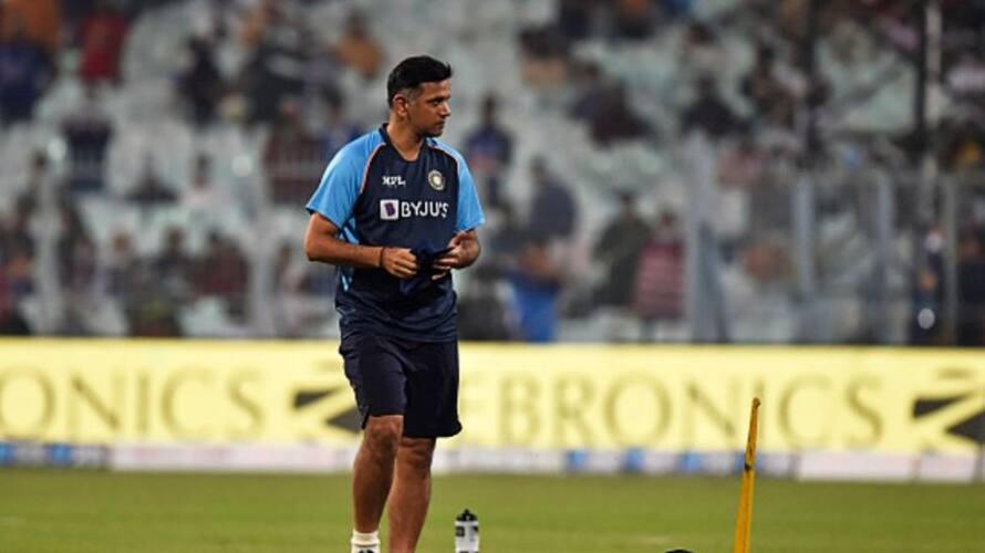 IND v NZ : Indian Coach Rahul Dravid gives Rs 35000 to Green Park's groundstaff for preparing sporting pitch IND v NZ : Indian Coach Rahul Dravid gives Rs 35000 to Green Park's groundstaff for preparing sporting pitch