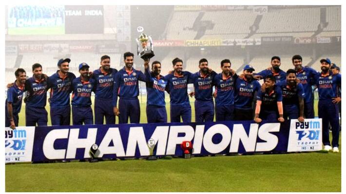 India Vs New Zealand: Team India Skipper Rohit Sharma Gave Trophy To Young Players To Cheers Them India Vs New Zealand: Team India Skipper Rohit Sharma Gave Trophy To Young Players To Cheers Them