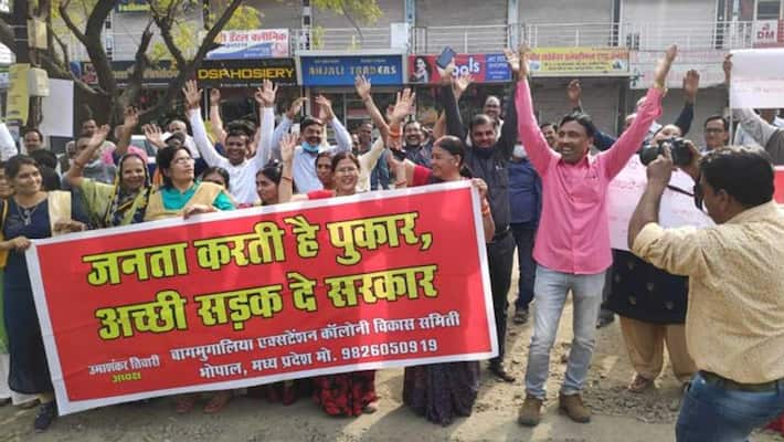 Bhopal Unique demonstration for repair of roads protest lodged with laughter said what to protest by crying that why they are telling laughingly UDT Bhopal Unique demonstration for repair of roads protest lodged with laughter said what to protest by crying that why they are telling laughingly UDT