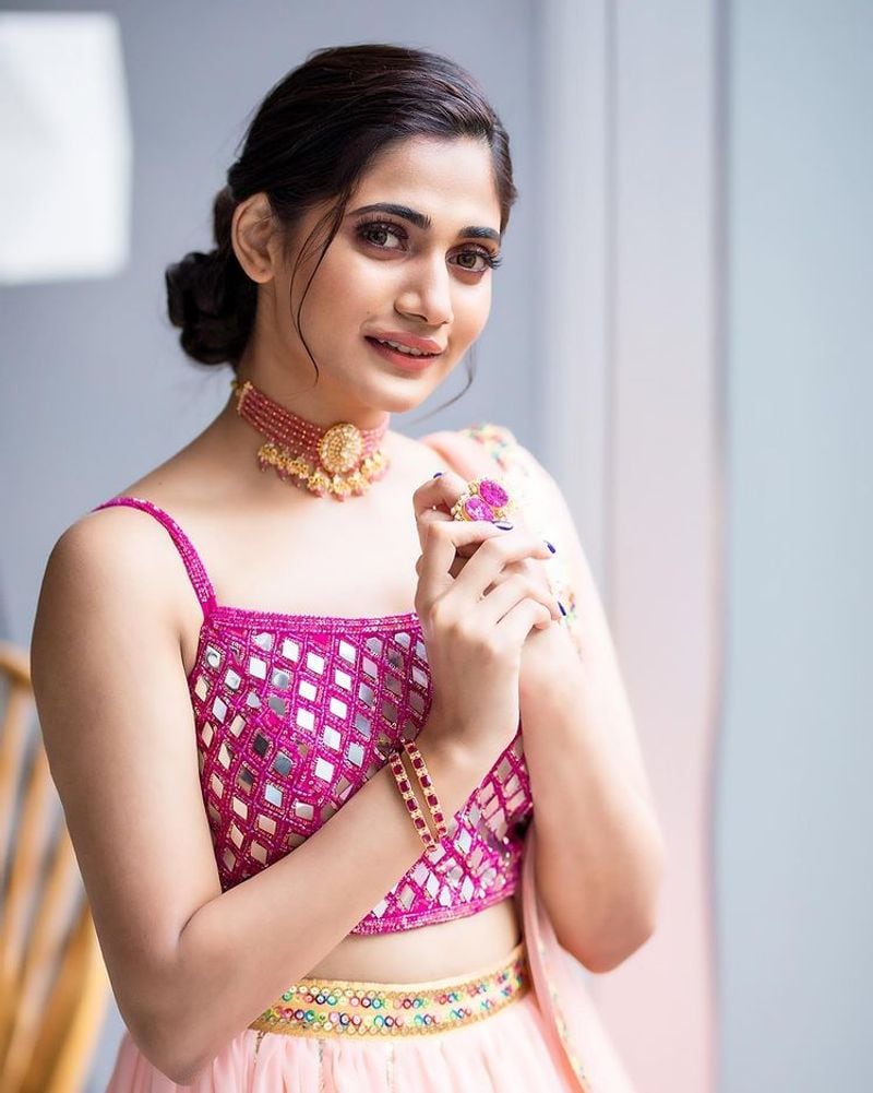 Biggboss losliyaa pop cutting hair style stunning photos goes viral