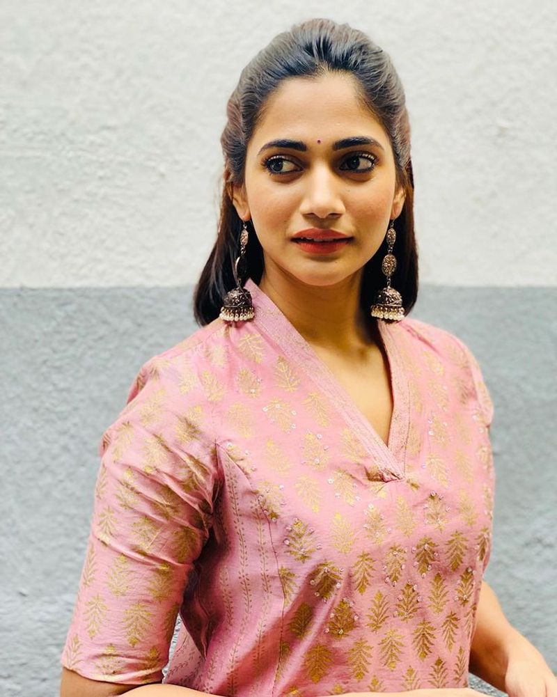 Biggboss losliyaa pop cutting hair style stunning photos goes viral