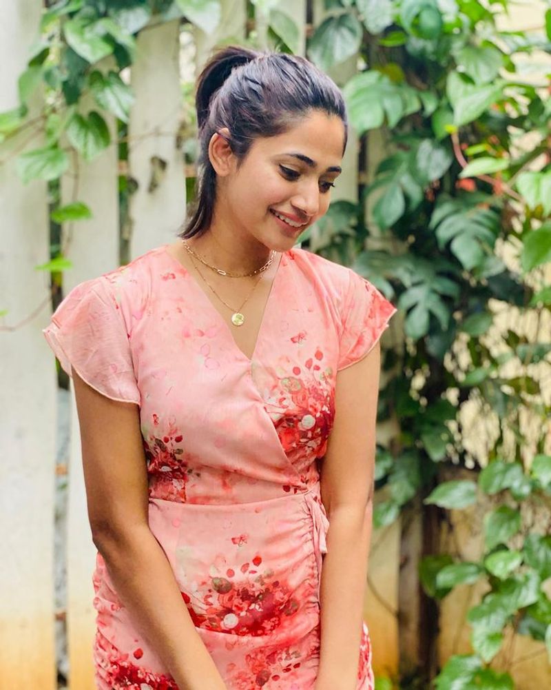 Biggboss losliyaa pop cutting hair style stunning photos goes viral