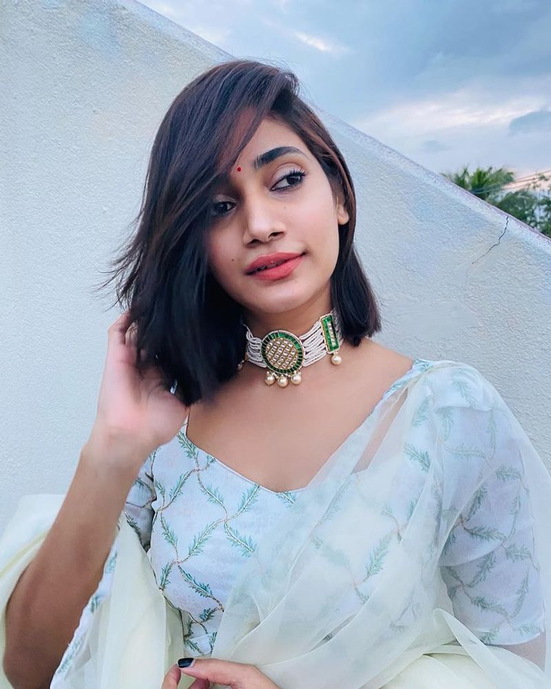 Biggboss losliyaa pop cutting hair style stunning photos goes viral