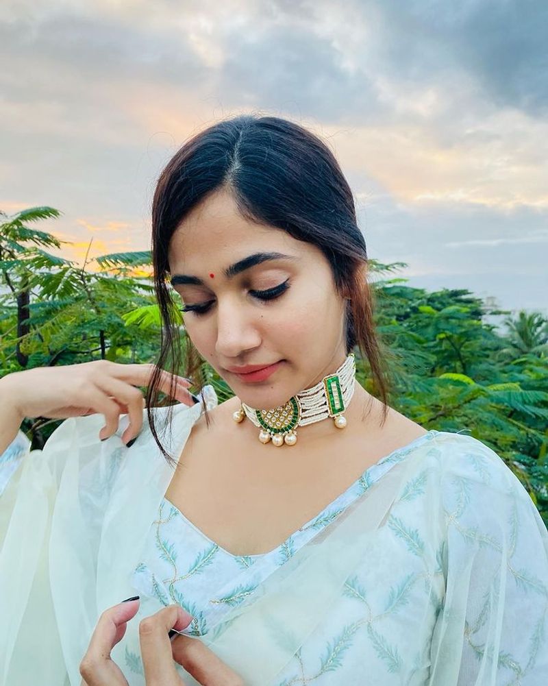 Biggboss losliyaa pop cutting hair style stunning photos goes viral
