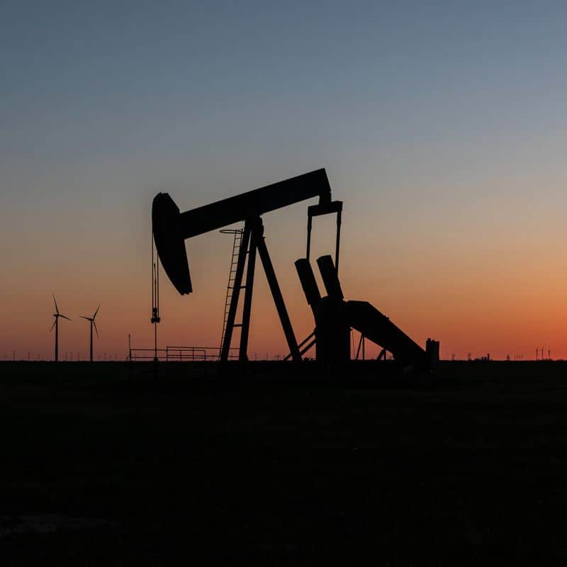 crude oil price falls below 100 dollar per barrel: recession risk grow