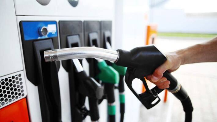 Despite a seven-month slump in oil, India's gasoline and diesel prices have remained the same; find out why. Despite a seven-month slump in oil, India's gasoline and diesel prices have remained the same; find out why.