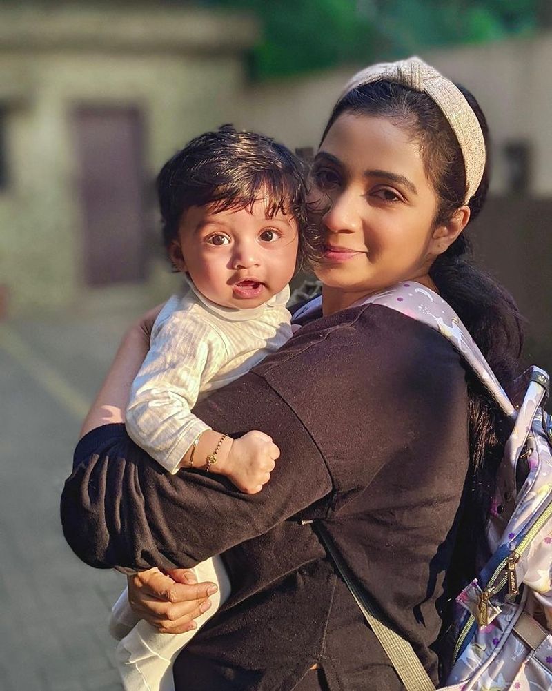 Shreya Ghoshal showing the face of a 6month old baby to fans for the first time