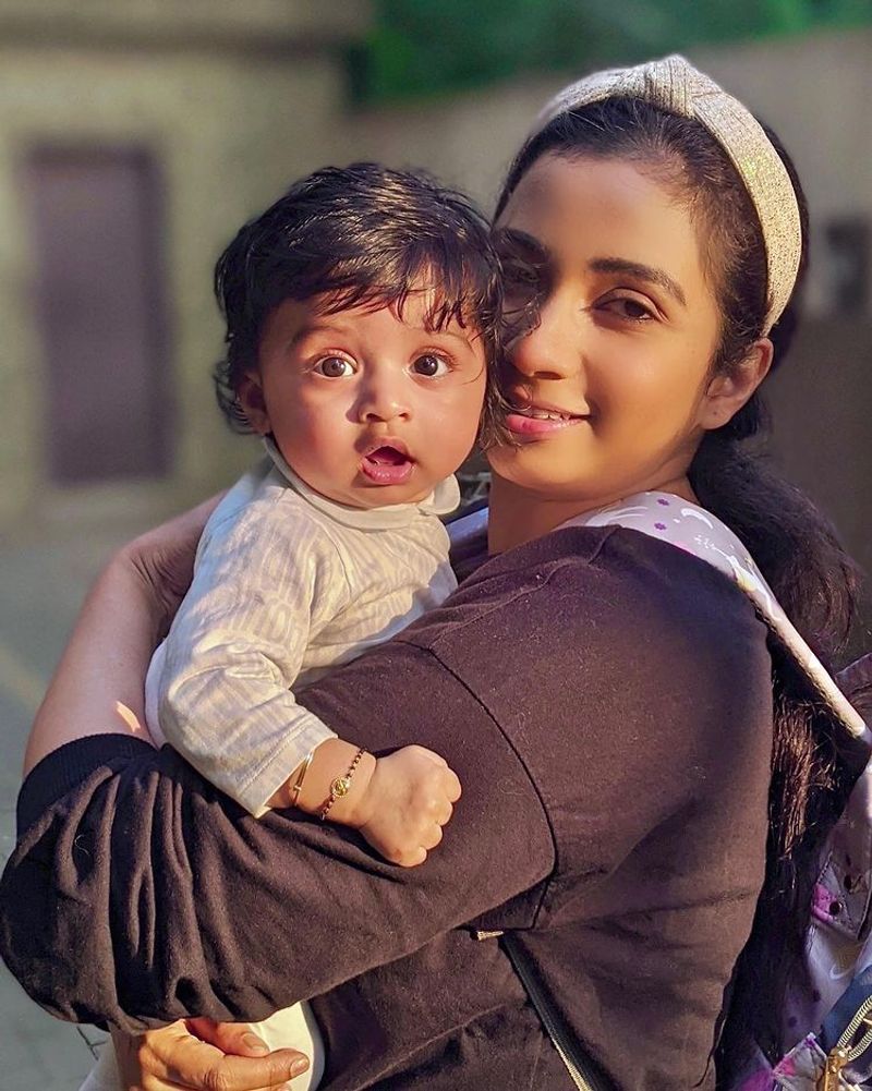 Shreya Ghoshal showing the face of a 6month old baby to fans for the first time