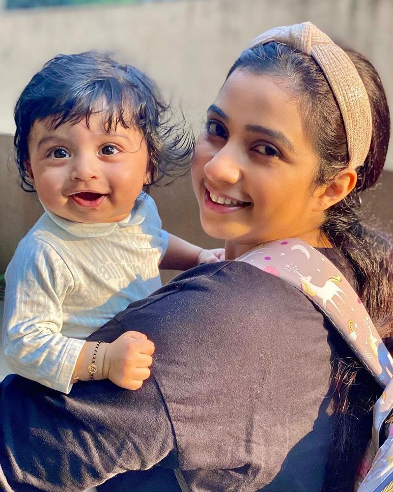 Shreya Ghoshal showing the face of a 6month old baby to fans for the first time