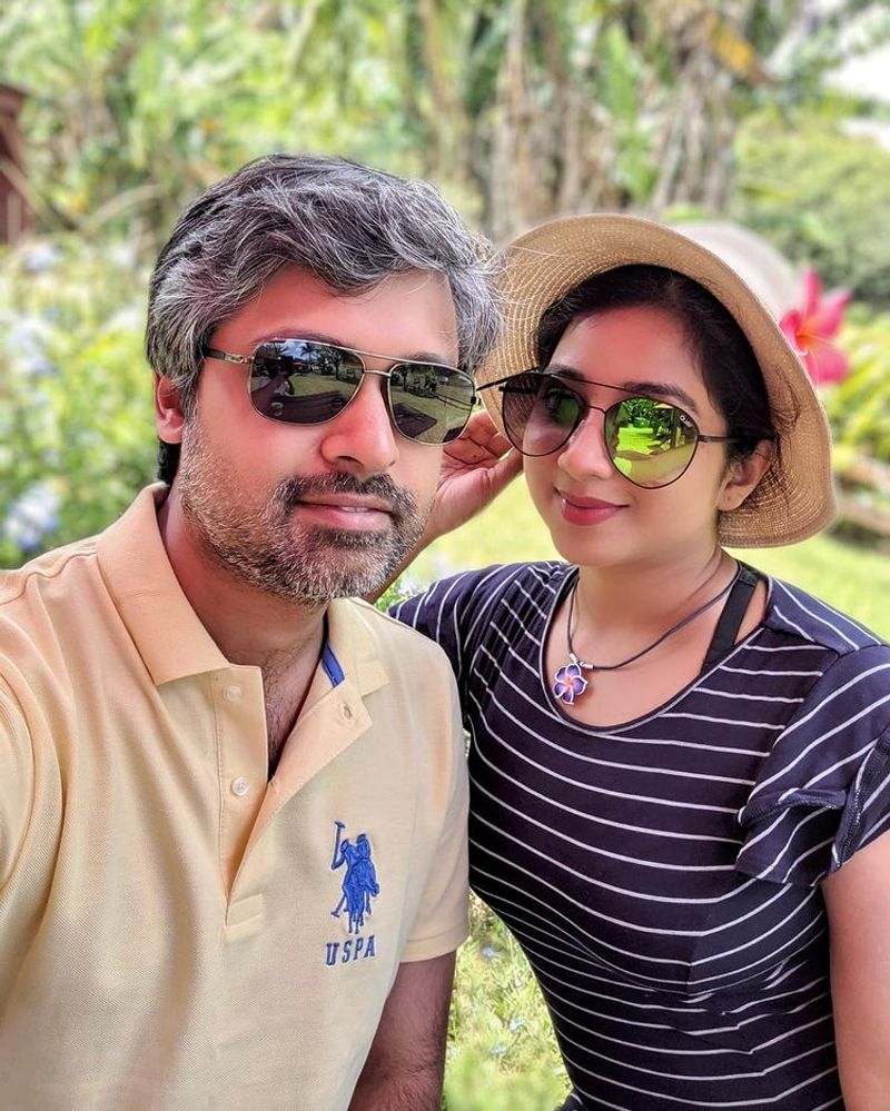 Shreya Ghoshal showing the face of a 6month old baby to fans for the first time