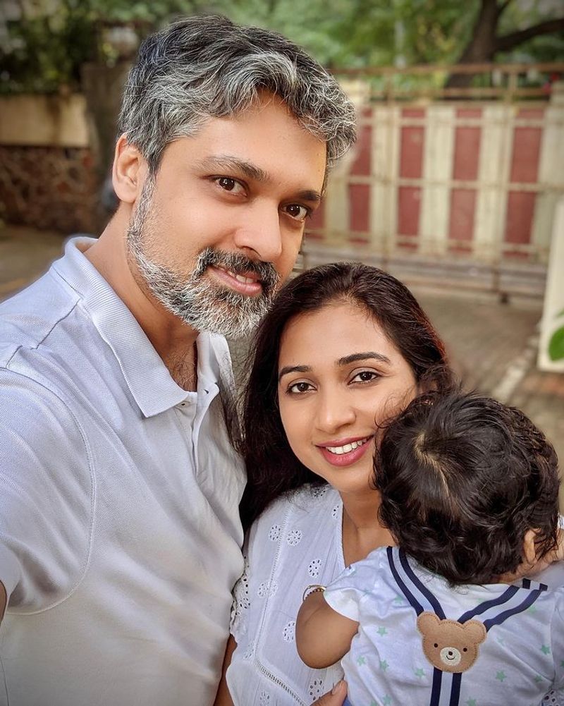 Shreya Ghoshal showing the face of a 6month old baby to fans for the first time