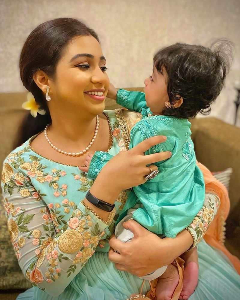 Shreya Ghoshal showing the face of a 6month old baby to fans for the first time
