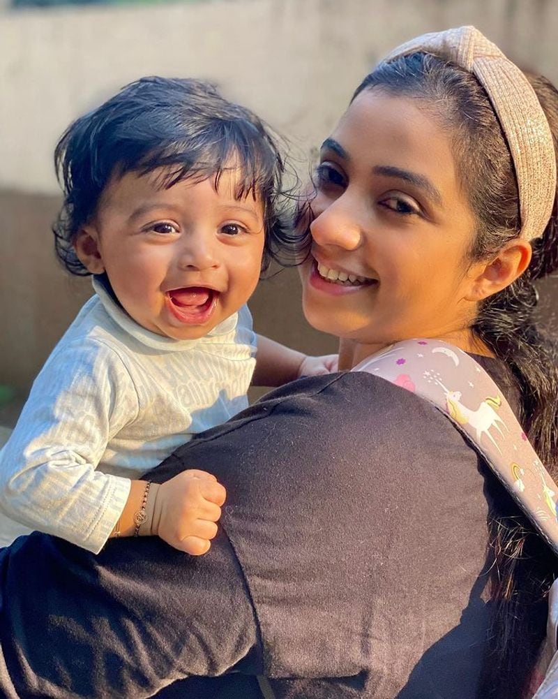 Shreya Ghoshal showing the face of a 6month old baby to fans for the first time