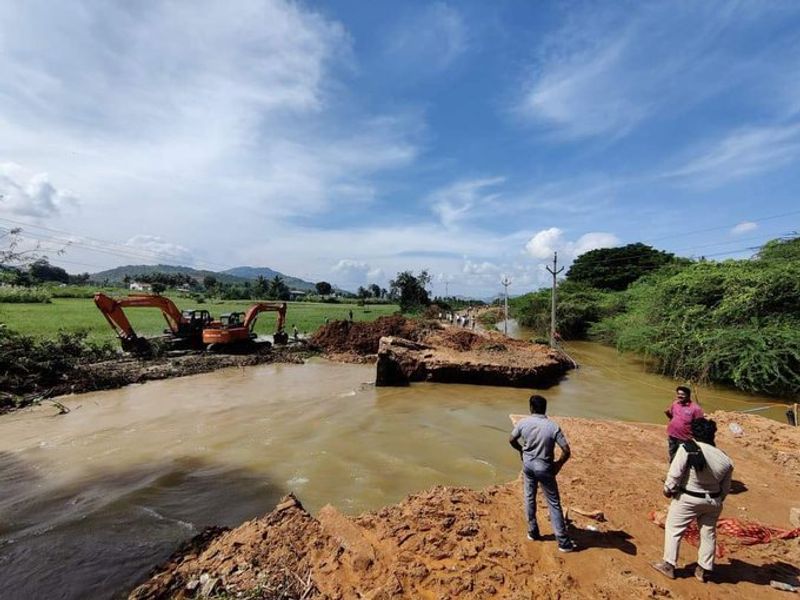 500 year old Rayalacheruvu Dam in crack at Eastern Andhra