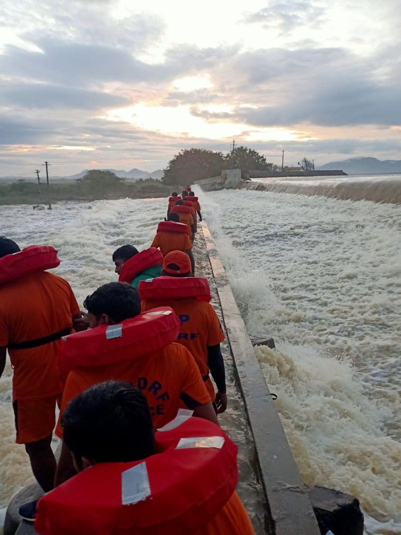 500 year old Rayalacheruvu Dam in crack at Eastern Andhra