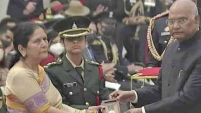 Gallantry Awards 2021 major vibhuti shankar dhoundiyals wife with mother recieved his shaurya chakra posthumous by president ram nath kovind