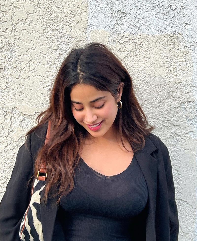 janhvi kapoor top show in america her photo fire on internet