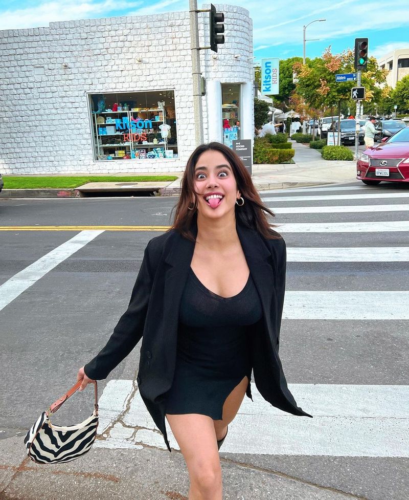 janhvi kapoor top show in america her photo fire on internet