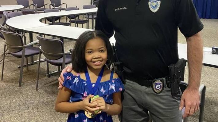 nine year old girl fights robber who attacked her mother nine year old girl fights robber who attacked her mother