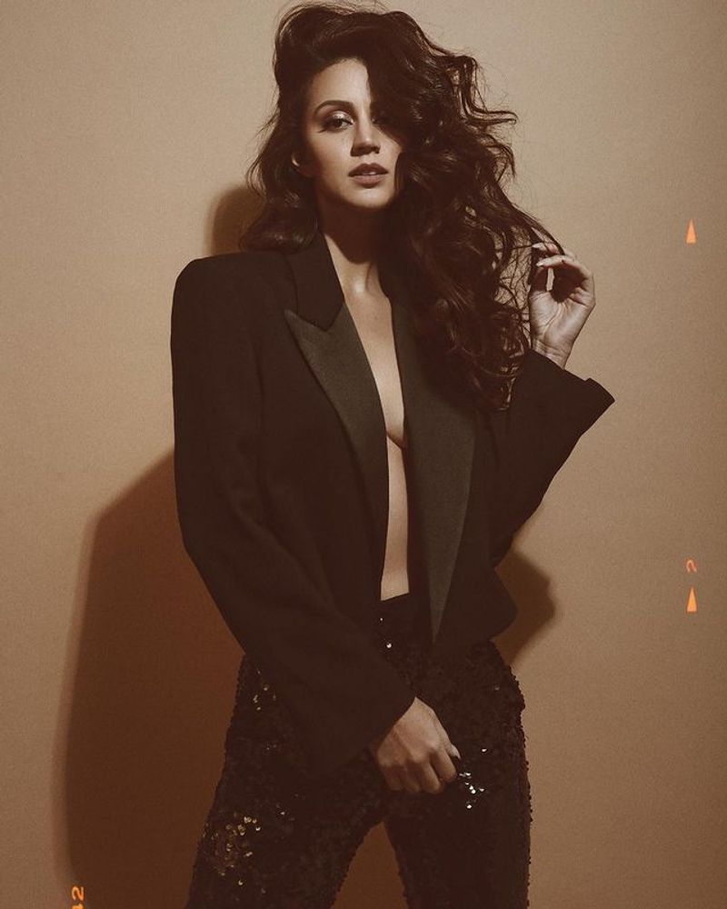 larissa bonesi mind blowing poses, here is netizens comments