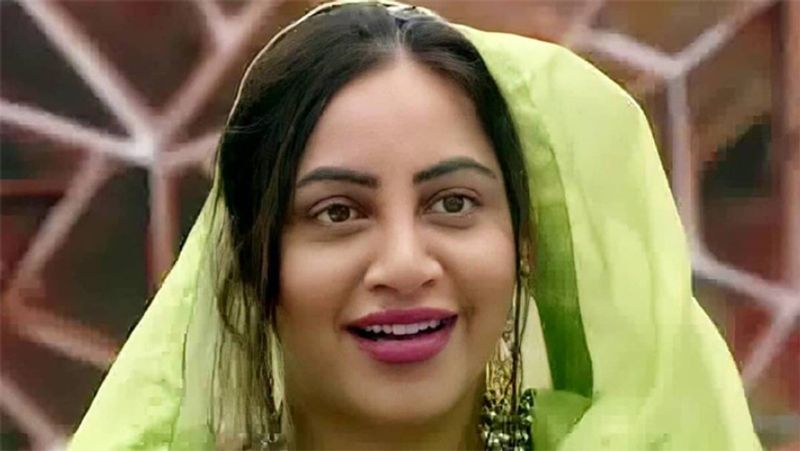 biggboss fame arshi khan met accident in delhi
