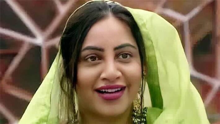 big boss Ex Contestant arshi khan car accident in New delhi kpg big boss Ex Contestant arshi khan car accident in New delhi kpg