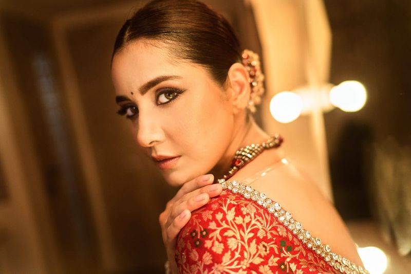 Actress raashikhanna hip showing hot stage performance photos goes viral