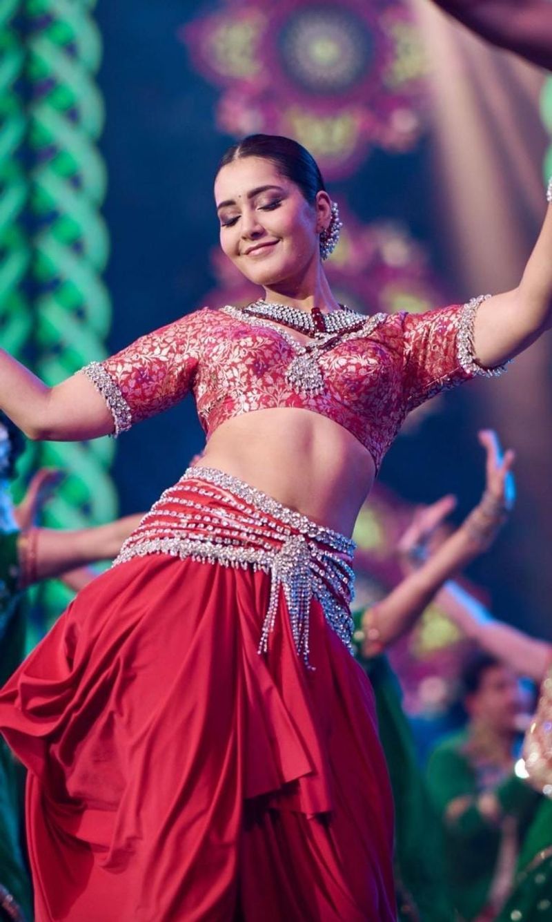Actress raashikhanna hip showing hot stage performance photos goes viral