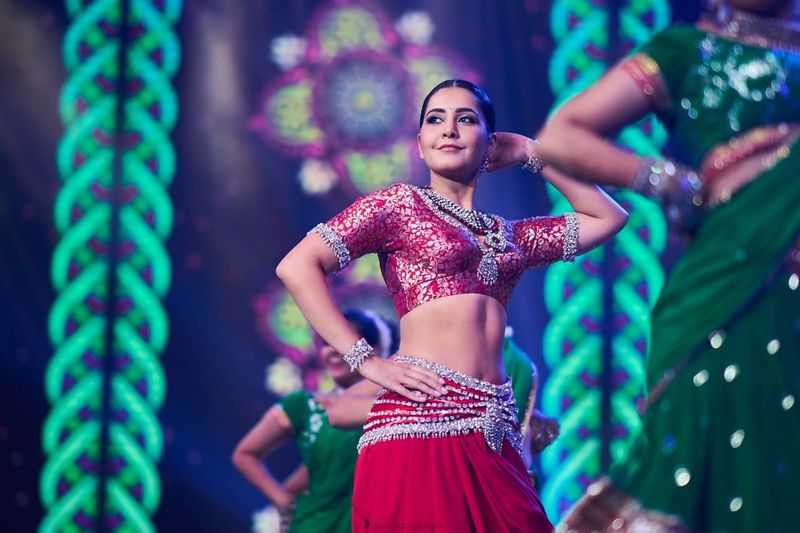 Actress raashikhanna hip showing hot stage performance photos goes viral