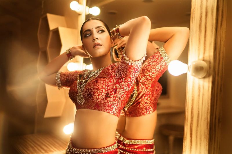 Actress raashikhanna hip showing hot stage performance photos goes viral