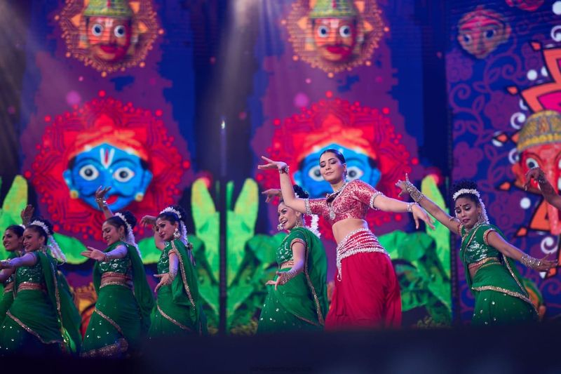 Actress raashikhanna hip showing hot stage performance photos goes viral