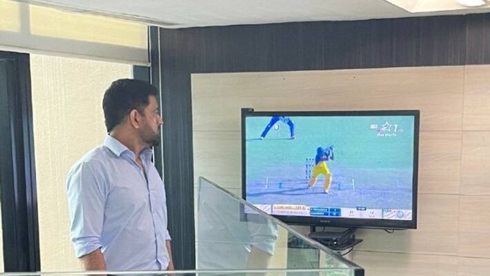 SMAT final: MS Dhoni clicked watching Shahrukh Khan's SMAT final six SMAT final: MS Dhoni clicked watching Shahrukh Khan's SMAT final six