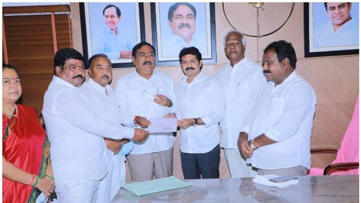 pochampalli srinivas reddy filed nomination for MLC in warangal pochampalli srinivas reddy filed nomination for MLC in warangal