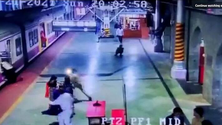 Maharashtra mumbai, woman was boarding on train at platform slipped, woman constable saved her life stb Maharashtra mumbai, woman was boarding on train at platform slipped, woman constable saved her life stb