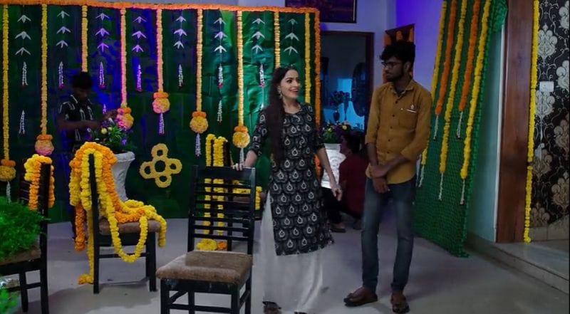 Muralikrishna suspects Deepas depressed behaviour in todays Karthika deepam serial episode