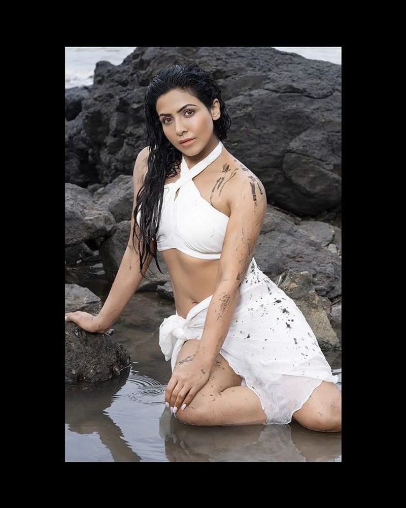 Nandini Rai gives hot poses in latest photoshoot