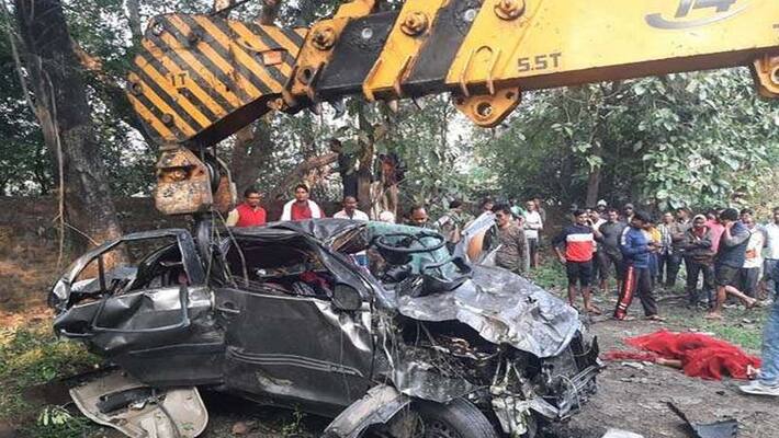 jharkhand dhanbad, car fall in river, 5 people died all were from the same family stb jharkhand dhanbad, car fall in river, 5 people died all were from the same family stb