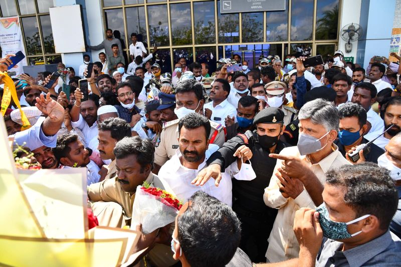 Chandrababu Naidu reach kadapa airport to visit flood hit areas in Andhra pradesh