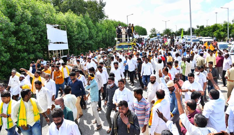 Chandrababu Naidu reach kadapa airport to visit flood hit areas in Andhra pradesh