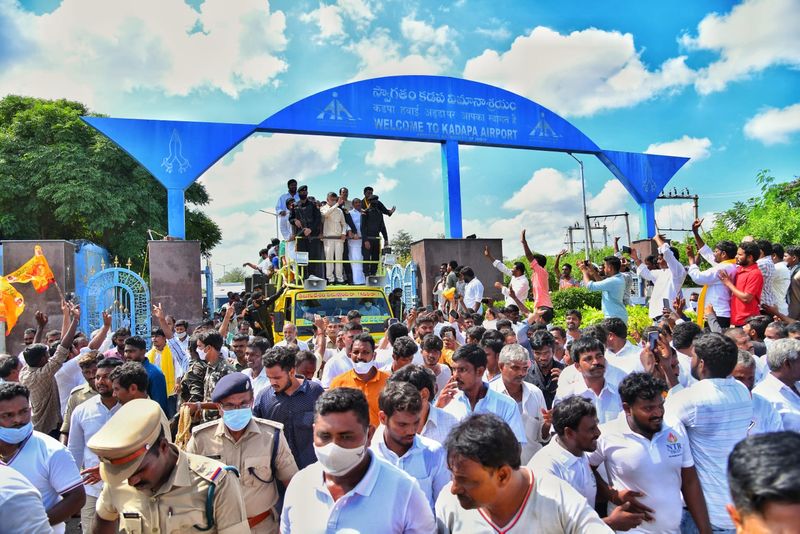 Chandrababu Naidu reach kadapa airport to visit flood hit areas in Andhra pradesh
