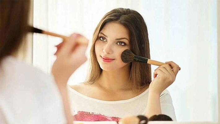 Winter Makeup Tips: Try these 4 changes in your makeup in this season dva Winter Makeup Tips: Try these 4 changes in your makeup in this season dva