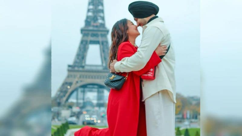 Neha kakkar and rohanpreet singh roman seen in Eiffle tower in paris shared photos NTP