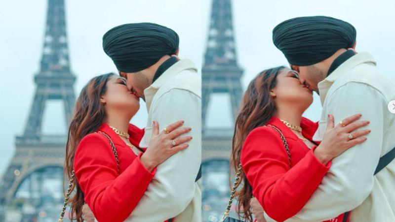 Neha kakkar and rohanpreet singh roman seen in Eiffle tower in paris shared photos NTP