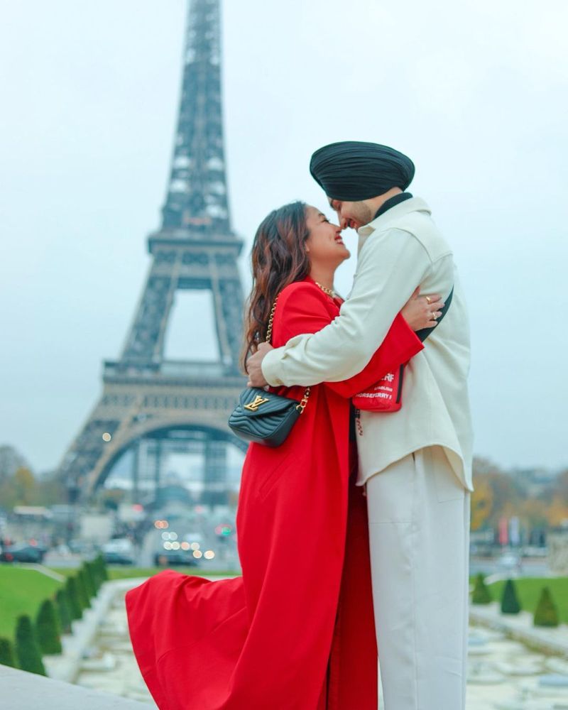Neha kakkar kisses rohanpreet singh infront of eiffel tower BRD