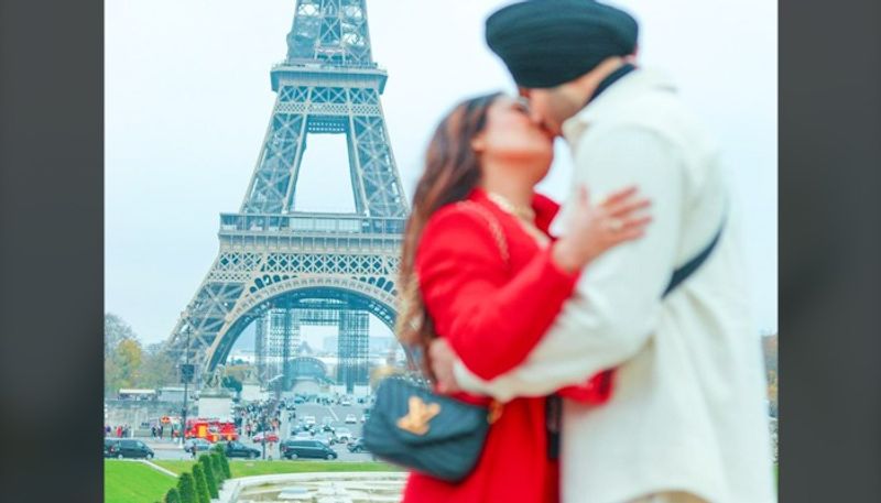 Neha Kakkar Rohanpreet Singh mushy picture from Eiffel Tower is picture of the year says Tony Kakkar