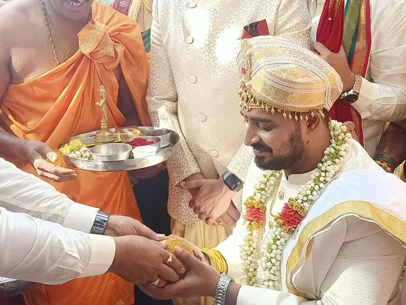 Kannada actor Pankaj Narayan gets hitched with Rakshitha in mysore vcs